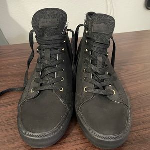 Woman’s size 10 Black shoes Tommy Hilfiger.